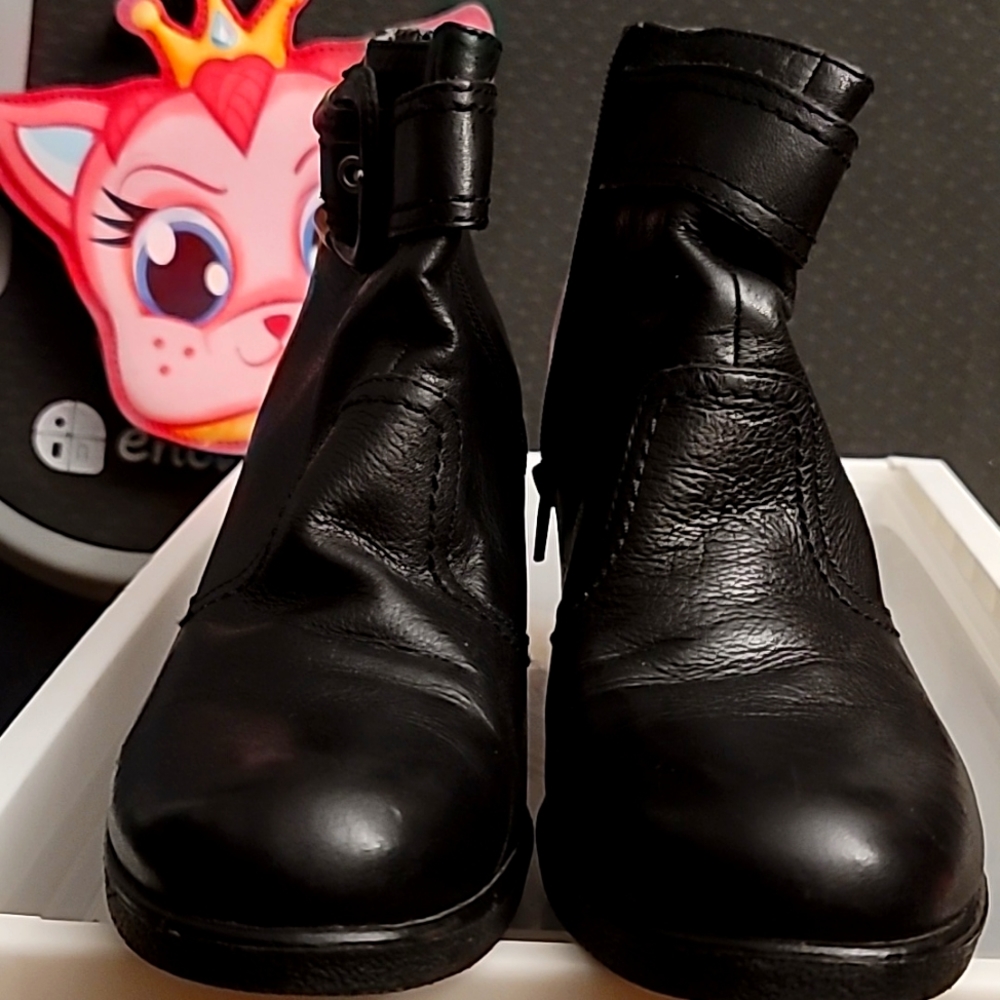 Franco Sarto black leather ankle Boots with side zipper in 11